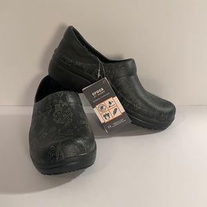 Women’s Crocs- Neria Pro II graphic work clog- 7